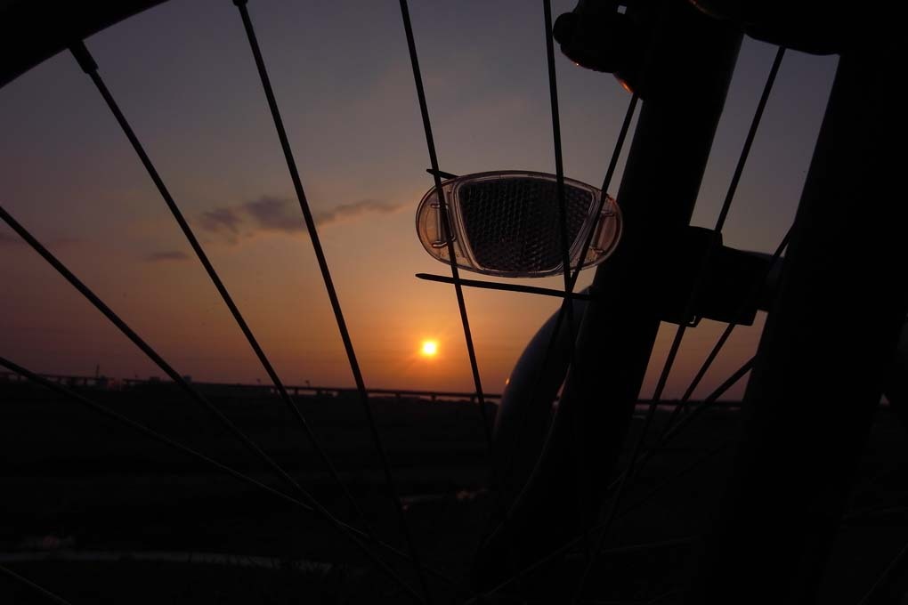 自転車の向こうの夕日