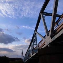 左下から見上げた橋（カラー）
