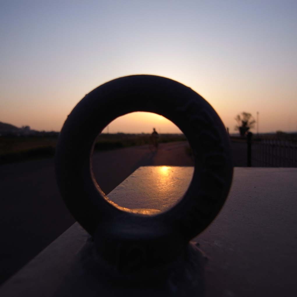 輪の向こうの夕景（カラー）