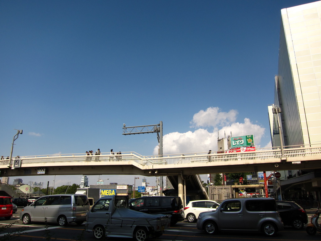 陸橋の向こうの雲