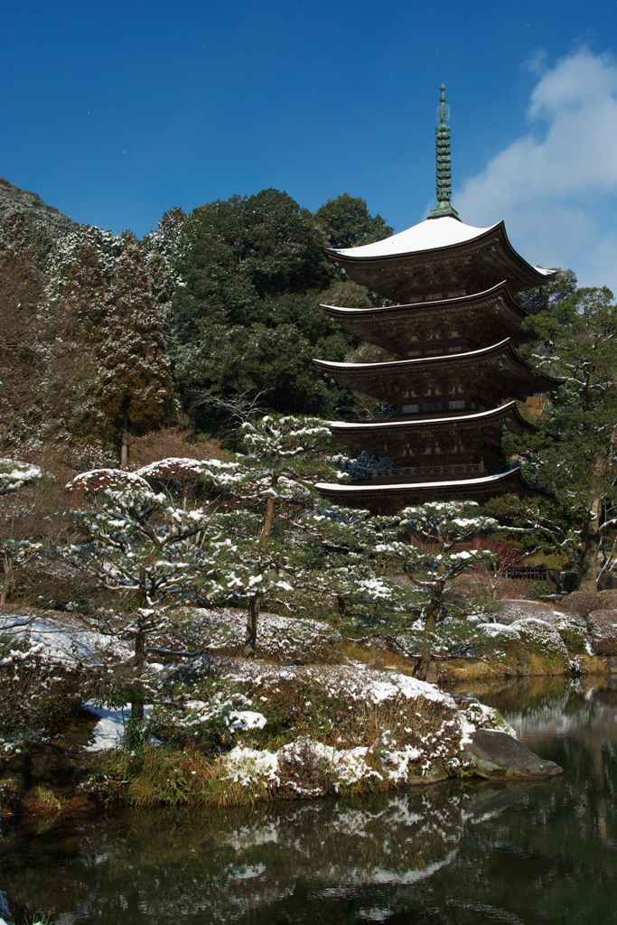 雪化粧　五重塔