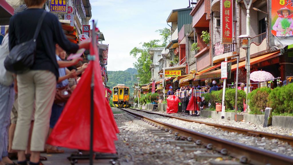 電車通過につき店じまい
