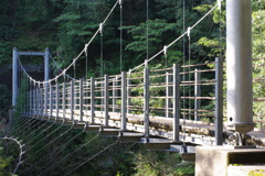 朝日の中の吊り橋
