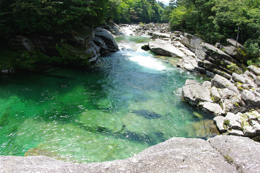 風のながれる川