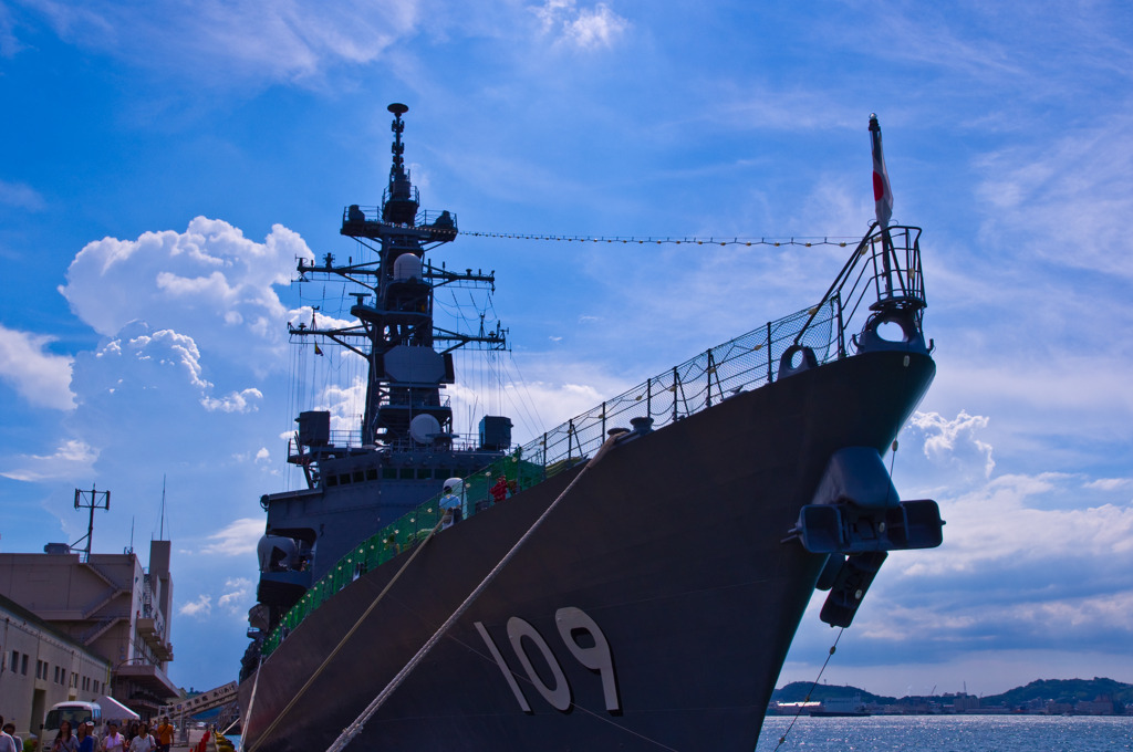 梅雨明け夏空～護衛艦