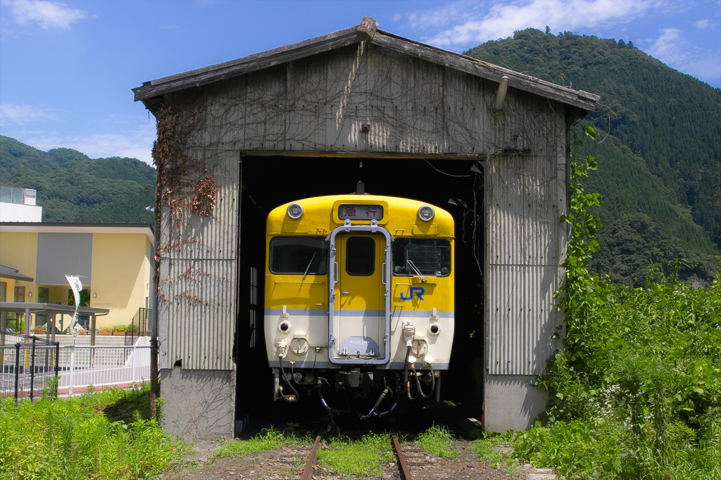 廃線の廃駅の車庫にて