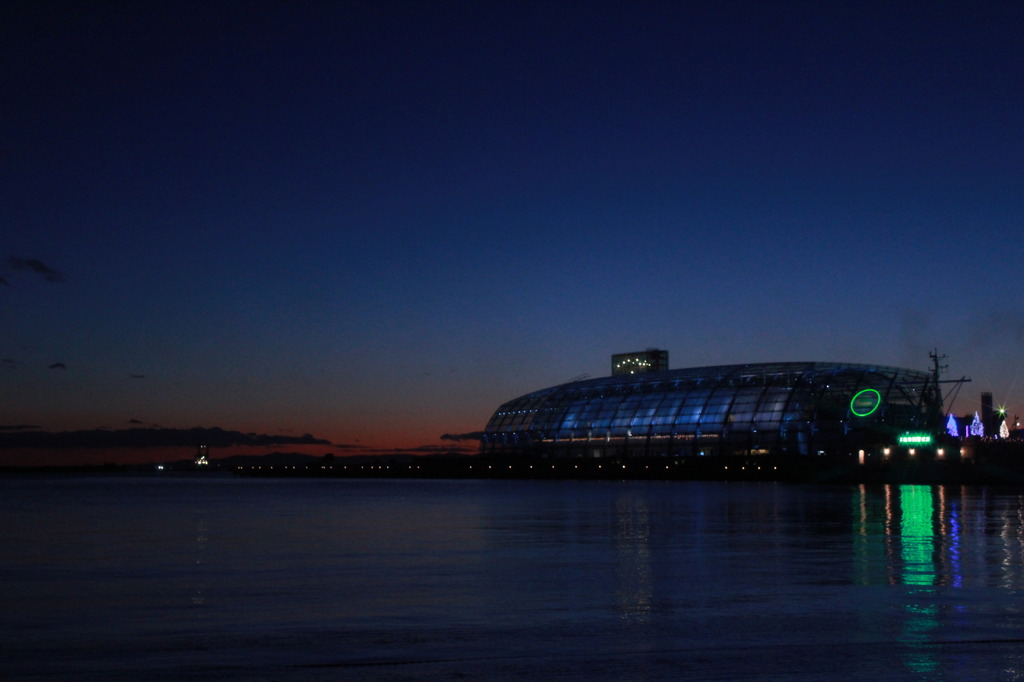 夕暮れの水族館