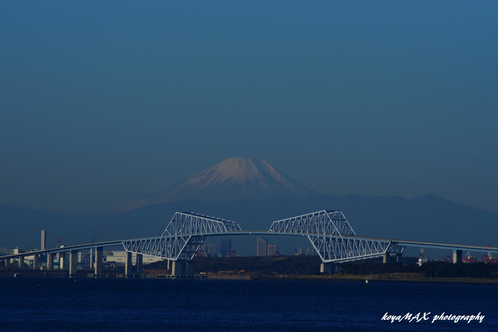 ゲートブリッジ越しの富士山