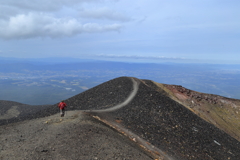 火山の背を歩いて