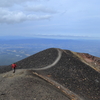 火山の背を歩いて