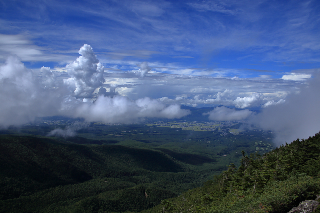 青い空と広がる雲