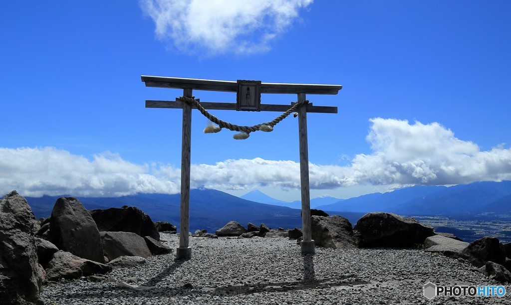 鳥居から富士山を望む