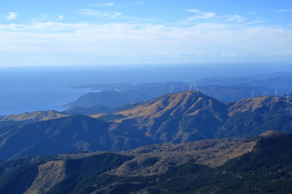 海が見える山