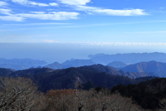 山から海を望む
