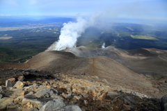噴煙を上げる山