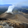 噴煙を上げる山