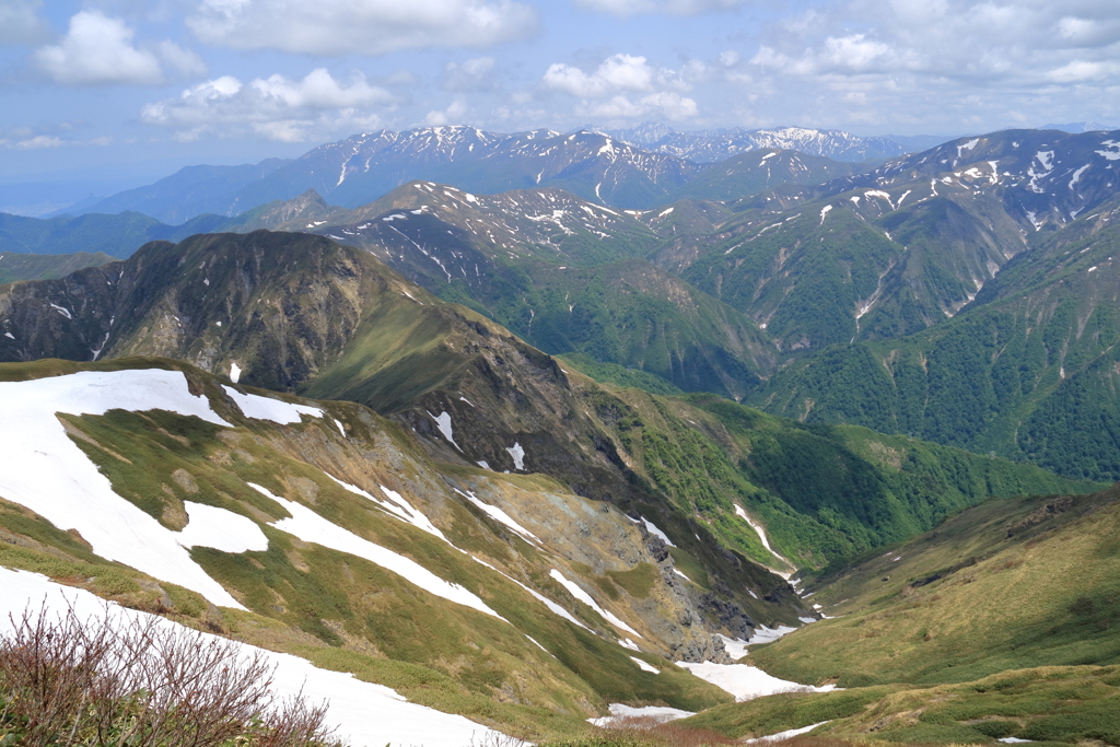 残雪の峰々