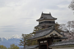 松本城と常念岳