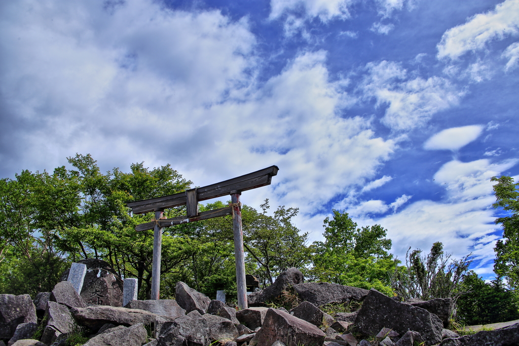 山の守り神