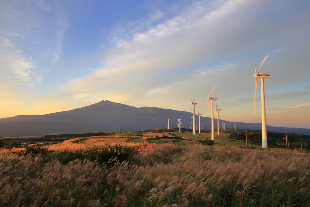 鳥海山と風車