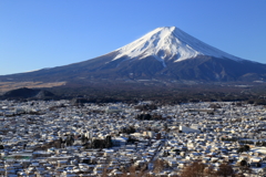 富士と白い街