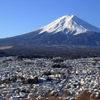 富士と白い街
