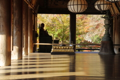 座して秋を眺める