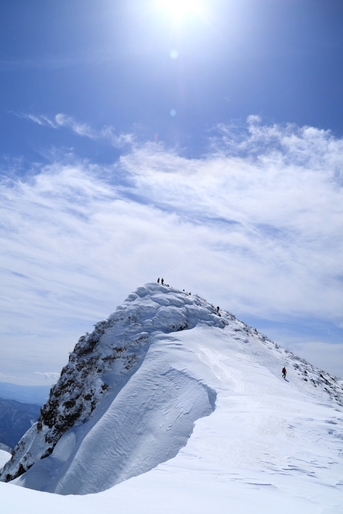 鋭角な山