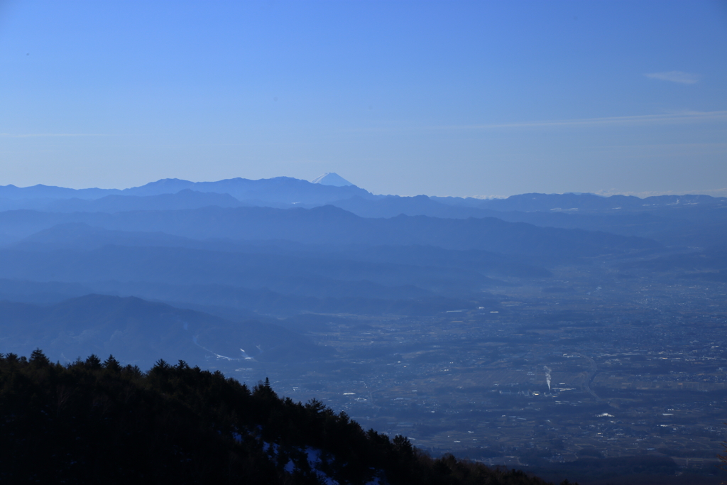 遠くに見える富士山