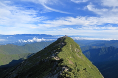 東峰から西峰を望む