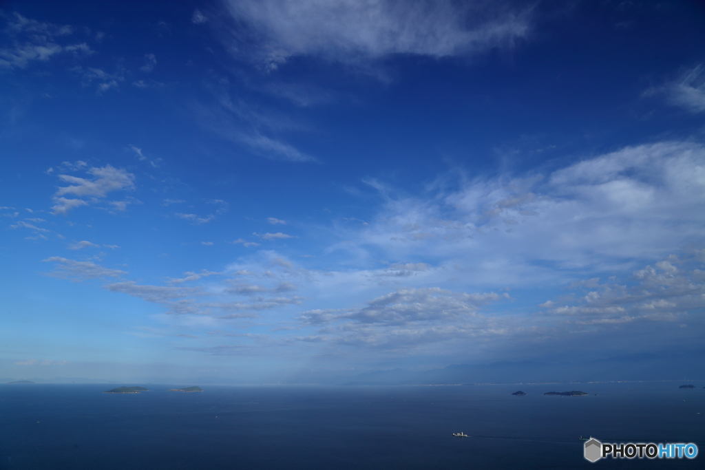 海の青と空の青