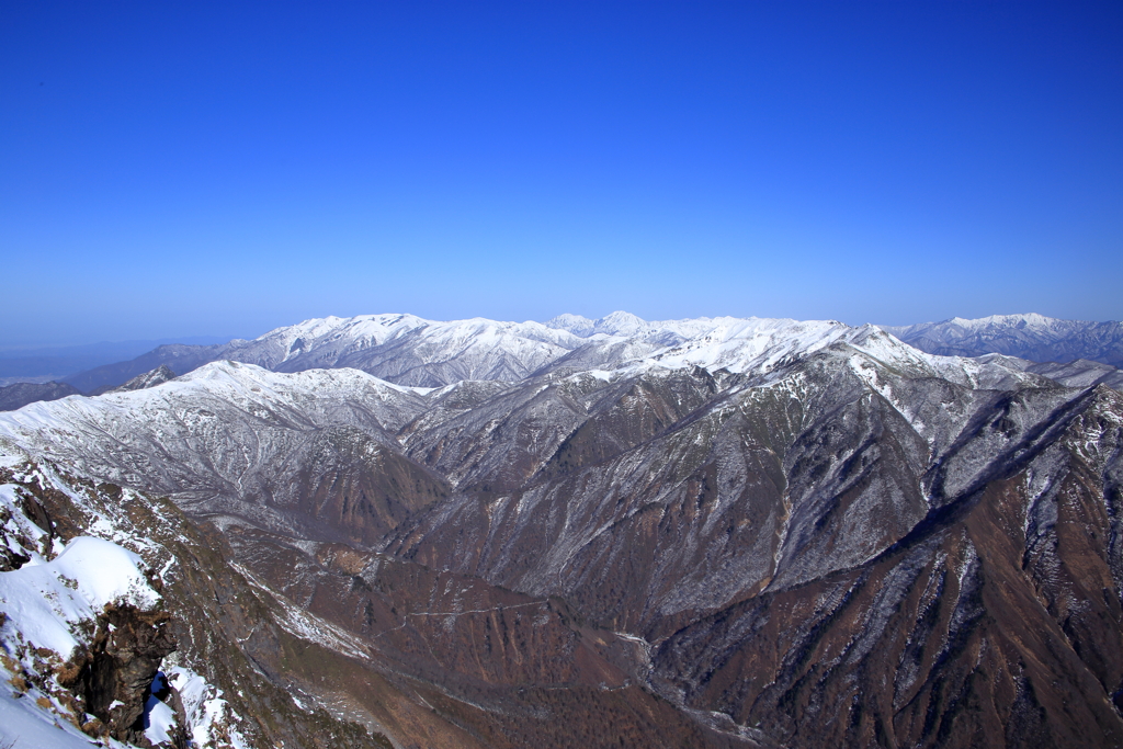 青い空と白い峰