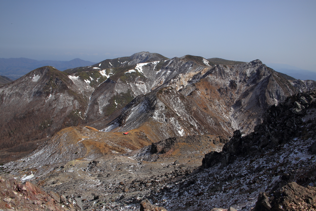 荒々しい山