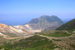 荒々しい山並み