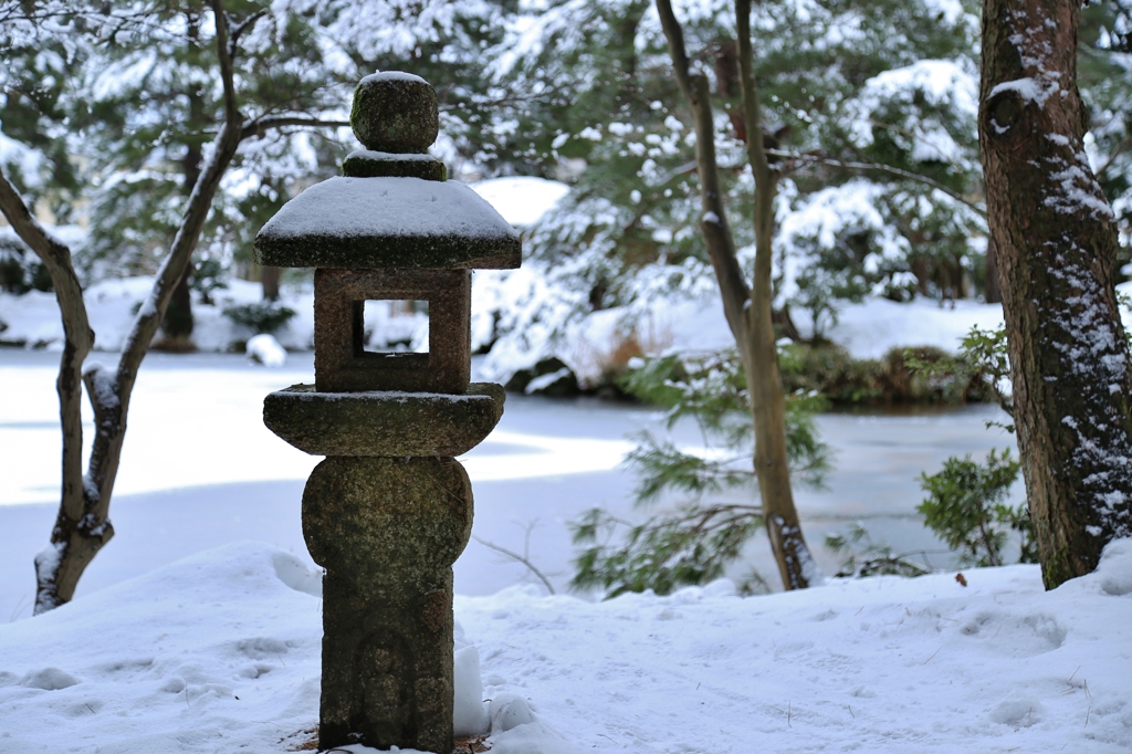 雪と燈籠