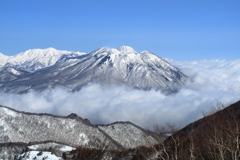 雲海に浮かぶ山