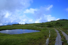 池塘のある登山道
