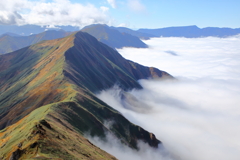 雲海に浮かぶ山