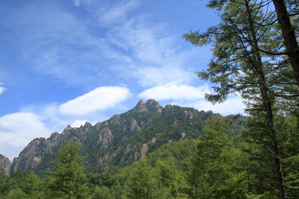 奇岩の山