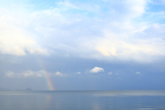 虹が出た海