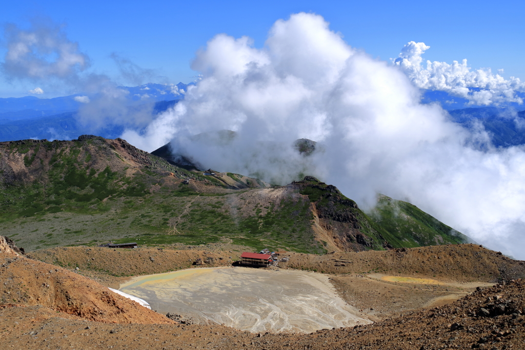 覆われはじめた山