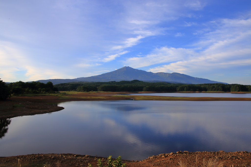 鳥海山と池