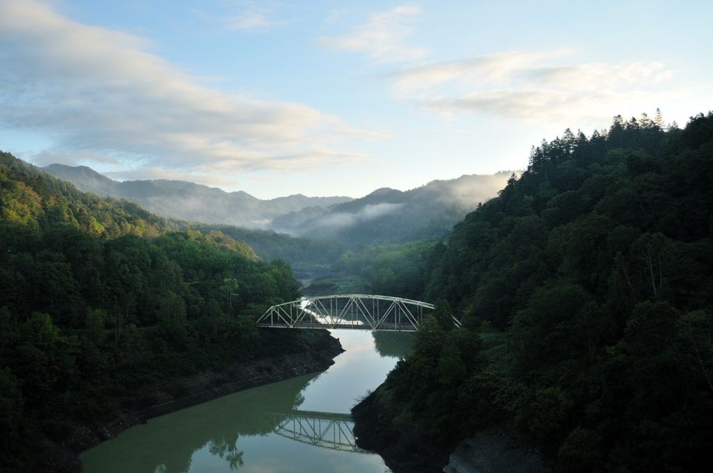 山間に架かる橋梁