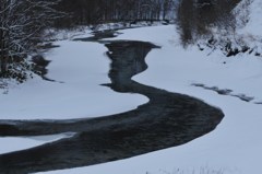 山間を流れる河