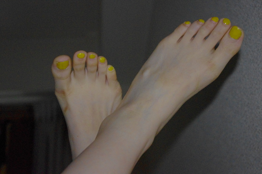 黄色い足先