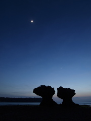 月とふたご岩