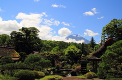 茅葺の里と富士山