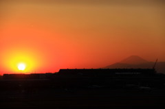 夕日に浮かぶ富士山