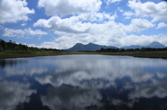 低い雲、青い空