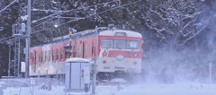 凍り付くエコー電車　光る架線